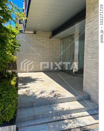 美しいマンションの玄関アプローチ