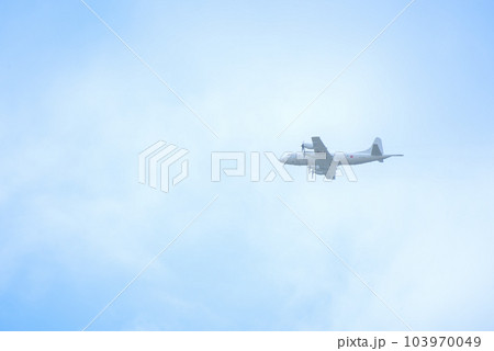 大空を飛行する陸上自衛隊哨戒機P-3C
