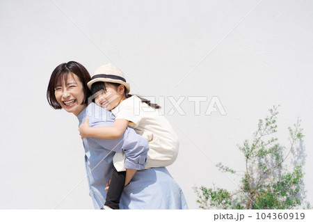 母子 おんぶ 人物 親子の写真素材 - PIXTA