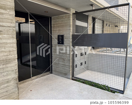 おしゃれな新築マンションの玄関アプローチ