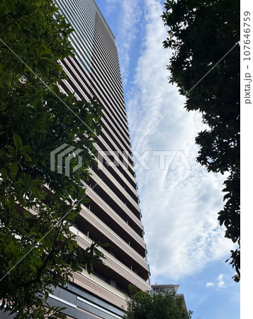 見上げる高層タワーマンション