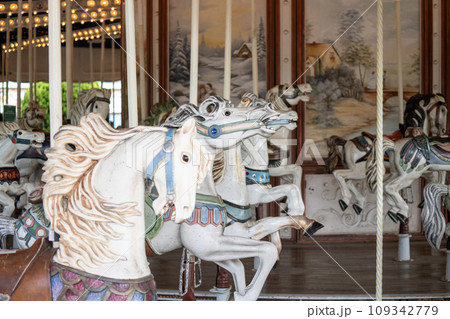 遊園地 テーマパーク メリーゴーランド 馬車の写真素材 - PIXTA