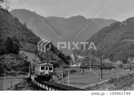 鉄道 列車 鉄橋 モノクロの写真素材 - PIXTA