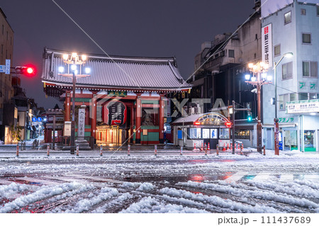 雪 雷門 浅草寺 冬の写真素材 - PIXTA