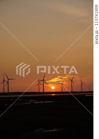 風力発電 夕日 風車 夕景の写真素材 - PIXTA