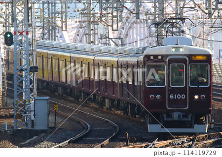 梅田へ向かう阪急宝塚線の急行電車の写真・画像素材-Snapmart