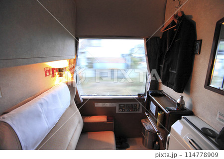 寝台 ブルートレイン 寝台列車 カーテンの写真素材 - PIXTA