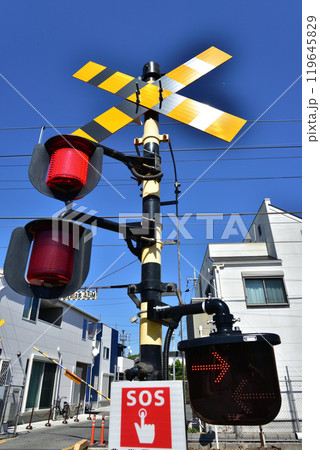 踏切 矢印 信号 遮断機の写真素材 - PIXTA