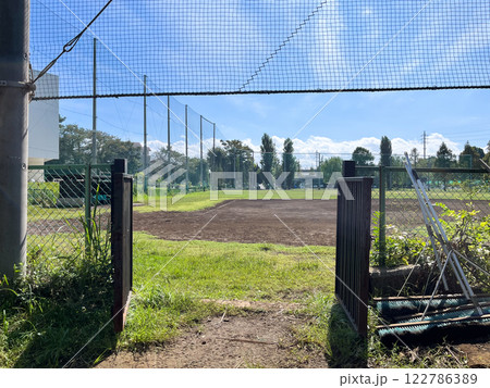快晴の日の野球グラウンドの入り口