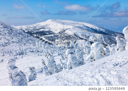 樹氷 冬 雪山 八甲田山の写真素材 - PIXTA