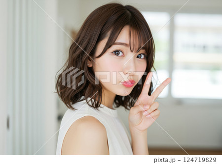 ピースサイン 女性 人物 モデルの写真素材 - PIXTA