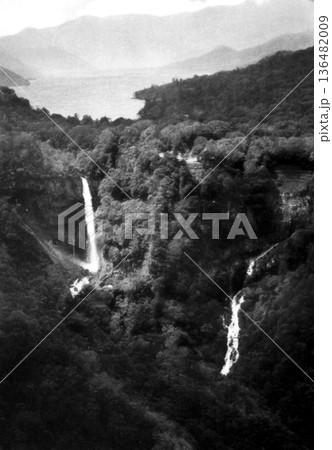 白黒 滝 自然 風景の写真素材 - PIXTA